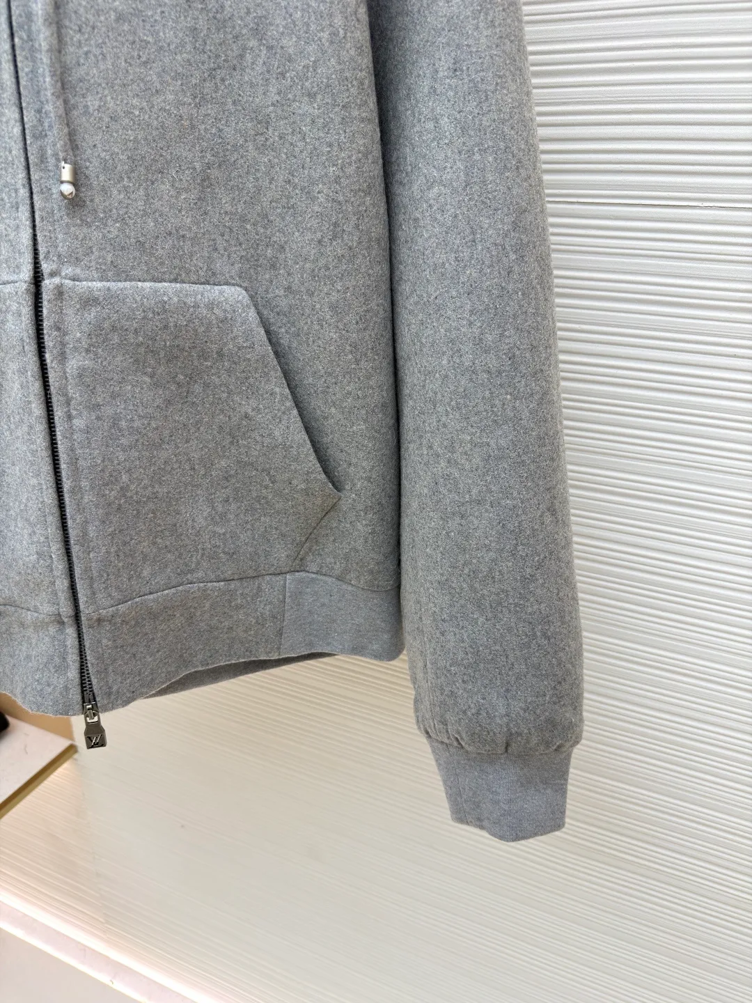 LOUISVUITTON Iron Label Wool Jacket ●Authentic product: purchased and developed by 24960 ●Item number: 1680853-B90 ●Fabric: wool blend ●Technology: positioning cutting machine ●Version: fitted version ●Weight: about 1300 grams ●Size: S-M-L-XL ●Description: Customized 80% wool, 14% spandex, 6% blended sheep wool fabric, full of texture and refined tailoring to reinterpret the dynamic silhouette. The elastic waist upgrades the drape texture, the side pockets are cleverly integrated into the stitching, and the facial pleats are infused with elegance. The left leg is decorated with the brand's metal logo to once again confirm the brand's identity. The overall wiring is straight and delicate, the fabric is comfortable and soft, and the color is consistent without color difference. It can be matched with the same style to create a fashionable look and control various occasions. Customized accessories, complete with three standards, same style for men and women!